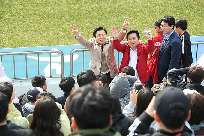 자유한국당 황교안 대표가 당명이 적힌 붉은 점퍼를 입고 지난 30일 오후 창원축구센터에서 열린 경남FC와 대구FC의 경기때 경기장 내 정치적 행위를 금지한 경기장 안으로까지 들어가 선거 유세를 하고 있다. 황 대표는 구단 측 제지가 있자 옷을 바꿔입고 선거운동을 계속했다. 연합뉴스