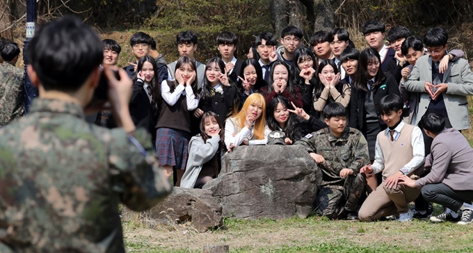 만우절인 1일 오후 전북 전주시 전북대학교 교정에서 대학생들이 고등학교 시절 입었던 교복과 군복 등을 입고 사진을 찍고 있다. 뉴스1