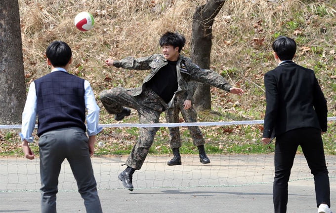 만우절인 1일 오후 전북 전주시 전북대학교 교정에서 군복과 교복을 입은 대학생들이 족구를 하고 있다. 뉴스1