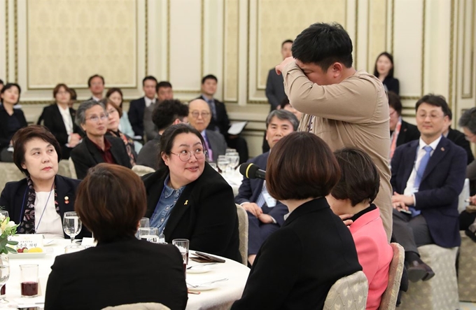 1일 청와대 영빈관에서 열린 시민사회단체 초청 간담회에서 엄창환 전국청년정책네트워크 대표가 청년기본법 등의 발언 중 눈물을 훔치고 있다. 뉴시스