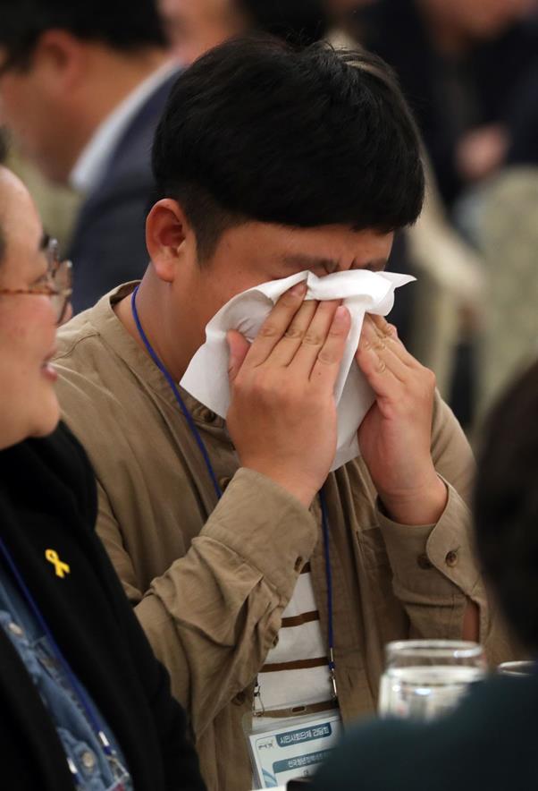 1일 청와대에서 열린 시민사회단체 간담회에서 엄창환 전국청년정책네트워크 대표가 문재인 대통령에게 청년실업 등의 발언 후 눈물을 흘리고 있다. 이날 간담회에는 경실련, 참여연대, 범시민사회단체연합, 소비자연맹 등 진보, 보수, 중립성향 단체와 정부 관계자를 포함한 100여명이 참석했다. 연합뉴스