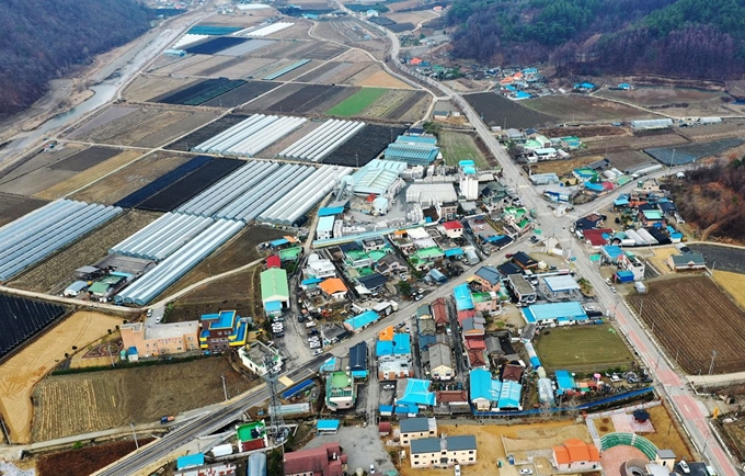 충북 괴산의 제비마을 전경. 마을 주변에 인삼과 각종 작물을 재배할 차광막 및 비닐하우스 등이 잘 정돈되어 있다.