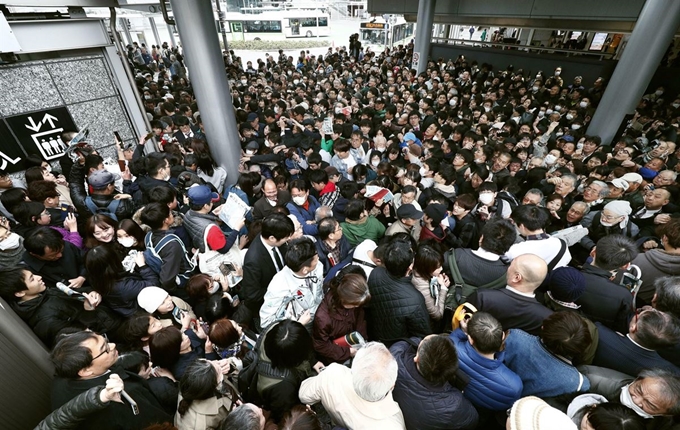 오사카 도심이 일본의 새 연호가 담긴 호외를 받기 위한 시민들로 북적이고 있다. 오사카=AP연합뉴스