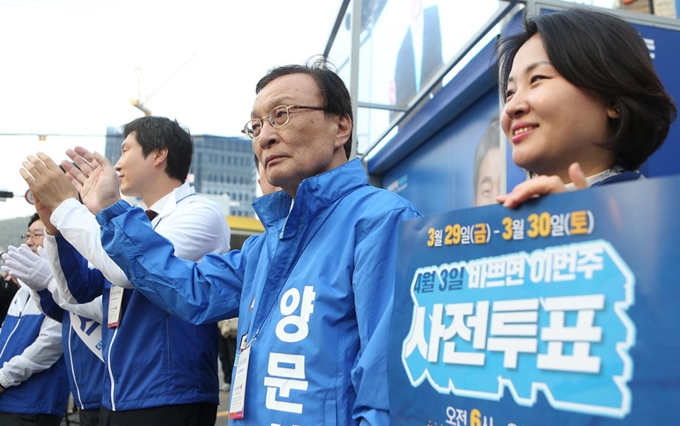 이해찬(가운데) 더불어민주당 대표가 지난달 29일 오후 경남 통영시 삼성생명 건물 앞에서 양문석 통영고성 후보 지지를 호소하고 있다. 통영=연합뉴스