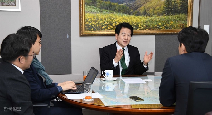 [저작권 한국일보]정동영 민주평화당 대표가 1일 국회에서 한국일보와 인터뷰하며 선거법 개정 등에 대한 입장을 설명하고 있다. 오대근기자