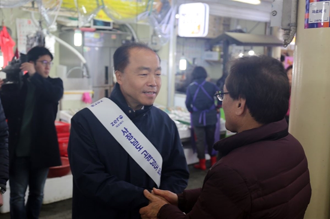 조봉환 소상공인시장진흥공단 신임 이사장이 1일 대전 서구 한민시장을 찾아 상인들의 이야기를 듣고 있다. 소상공인진흥공단 제공