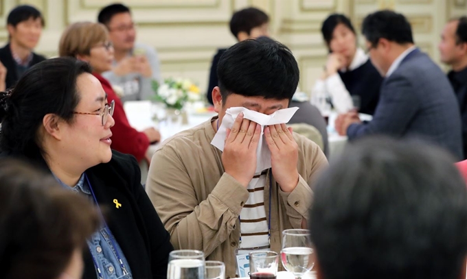 1일 청와대에서 열린 시민사회단체 간담회에서 엄창환 전국청년정책네트워크 대표가 문재인 대통령에게 청년실업 등의 발언 후 눈물을 흘리고 있다. 류효진 기자