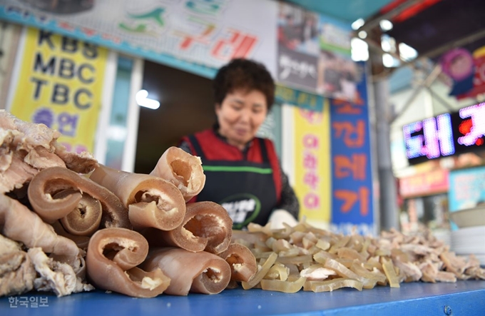 식당 앞에서 쫀득쫀득한 수구레를 써는 모습을 볼 수 있다.