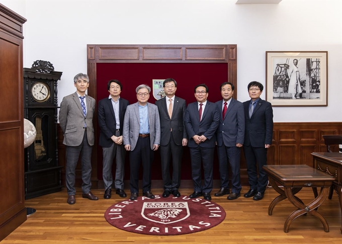 1일 열린 장학금 기부식에 참석한 고려대 관계자들. 왼쪽부터 한용진 교육학과 교수, 홍세희 교육학과 학과장, 강선보 명예교수, 정진택 총장, 김제완 법학전문대학원 교수(기부자 김정환 명예교수 아들), 신현석 사범대학장, 송혁기 대외협력처장. 고려대 제공