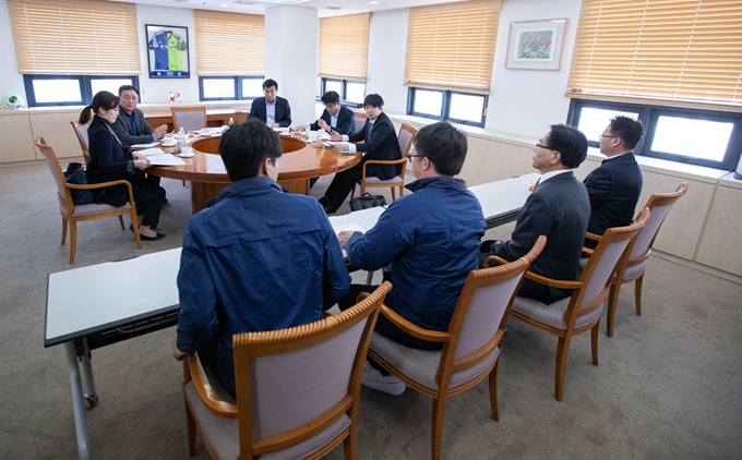 황교안 자유한국당 대표가 강기윤 후보의 경남FC ‘축구장 유세’를 벌여 문제가 되고 있는 가운데 2일 오전 서울 종로구 축구회관에서 조기호 경남 FC 대표와 관계자들이 상벌위에 출석하고 있다. 서재훈 기자