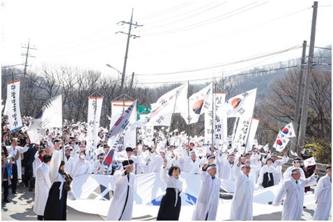 100년 전 안성의 순국열사들이 올랐던 만세고개에서 2일 3,000여명의 안성시민이 ‘만세항쟁 재현 퍼레이드’를 벌이고 있다. 안성시 제공