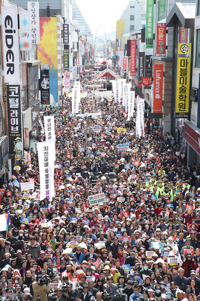 2일 오후 경북 포항시 북구 덕산동 육거리에서 11ㆍ15지진 정부 배상과 특별법 제정 촉구를 위한 범시민 결의대회가 열린 가운데 집회에 참가한 포항시민들이 국가 보상을 촉구하는 함성을 외치고 있다. 이날 결의대회에는 1만여명의 시민이 참여했다. 포항=김정혜기자 kjh@hankookilbo.com