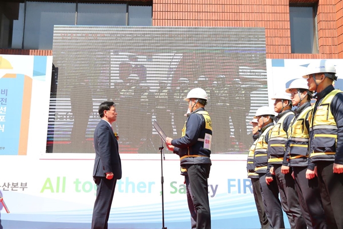 이날 열린 한전 부산울산본부 안전 대개조 비전 선포 및 프리미엄 교육센터 개소식에서 안전매니저 임명 및 안전 선서 모습.