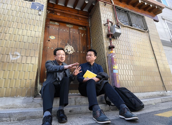 [저작권 한국일보] 지난달 26일 신동엽 시인의 집이 있던 서울 성북구 동선동 5가 45번지 근처 집에서 아들 신좌섭(왼쪽) 교수가 신동엽 평전을 낸 김응교 교수와 이야기를 나누고 있다. 신 시인의 집은 헐린 뒤라 비슷한 예전 모습을 간직한 바로 아랫집에서 기억을 되살렸다. 홍인기 기자