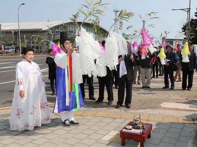 2일 오전 제주시 건입동 옛 주정공장터에서 '71주년 제주4·3 예비검속희생자 위령제'가 열리고 있다. 연합뉴스