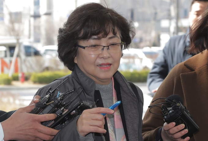 김은경 전 환경부 장관이 2일 오전 '환경부 블랙리스트’ 의혹 수사를 위해 서울 문정동 서울동부지검에 출석, 취재진의 질문을 받고 있다. 2019.4.2 연합뉴스.