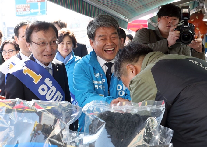 이해찬(왼쪽) 더불어민주당 대표가 2일 오후 경남 통영시 중앙시장에서 4·3 보궐선거에 출마한 양문석(가운데) 후보에 대한 지지를 호소하고 있다. 연합뉴스