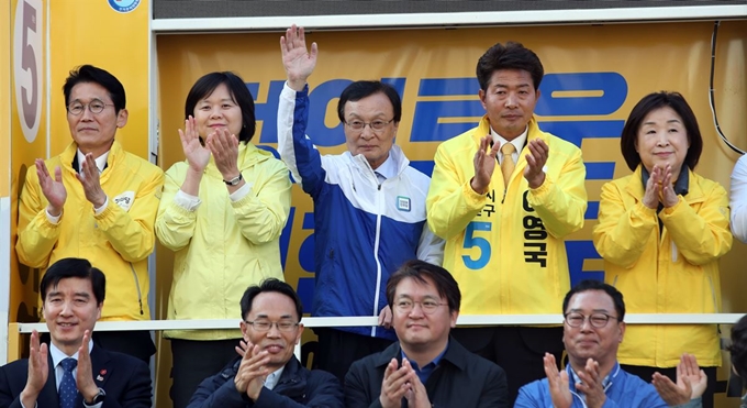 이해찬(윗줄 가운데) 더불어민주당 대표가 2일 오후 경남 창원 성산구 성원주상가 삼거리에서 4·3 국회의원 보궐선거 여영국(윗줄 오른쪽 두 번째) 정의당 창원성산 후보 지지를 호소하고 있다. 왼쪽부터 윤소하 정의당 원내대표, 이정미 대표, 이 대표, 여영국 후보, 심상정 의원. 연합뉴스