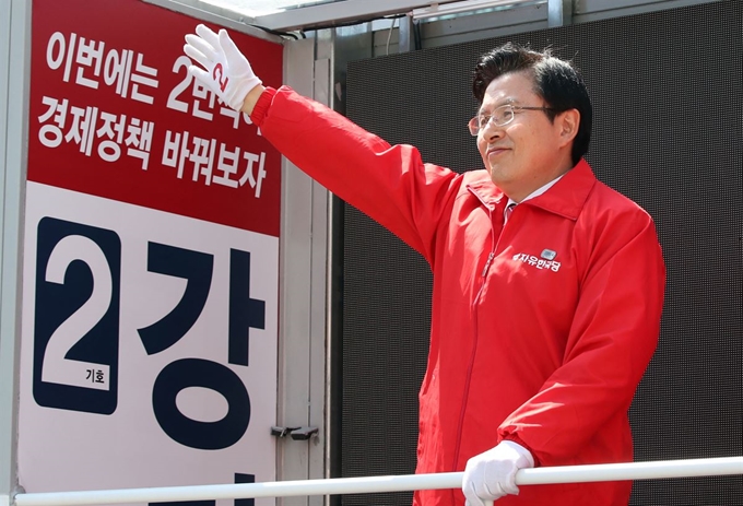 황교안 자유한국당 대표가 4·3 국회의원 보궐선거를 하루 앞둔 2일 오후 경남 창원 성산구 상남동 원이대로 일대에서 강기윤 한국당 창원성산 후보 지지를 호소하고 있다. 창원=연합뉴스