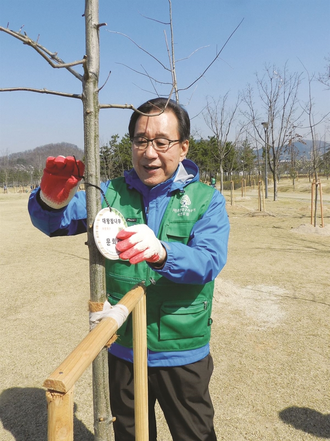 문희갑 푸른대구가꾸기시민모임 이사장(전 대구시장)이 1인 1 나무심기 행사에서 자신의 나무에 이름표를 달고 있다. 푸른대구가꾸기시민모임 제공