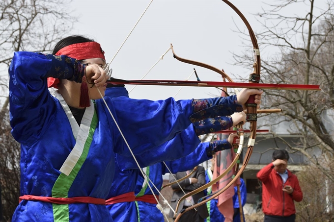 대구청소년 국궁 시범단이 편전(애깃살)을 시연하는 모습. 달구벌 죽궁 제공