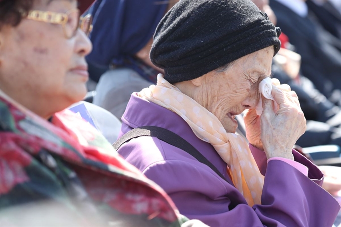 3일 오전 제주시 봉개동 4·3평화공원에서 열린 71주년 제주 4·3 희생자 추념식에서 4·3 생존 수형인인 김묘생 할머니가 눈물을 흘리고 있다. 연합뉴스