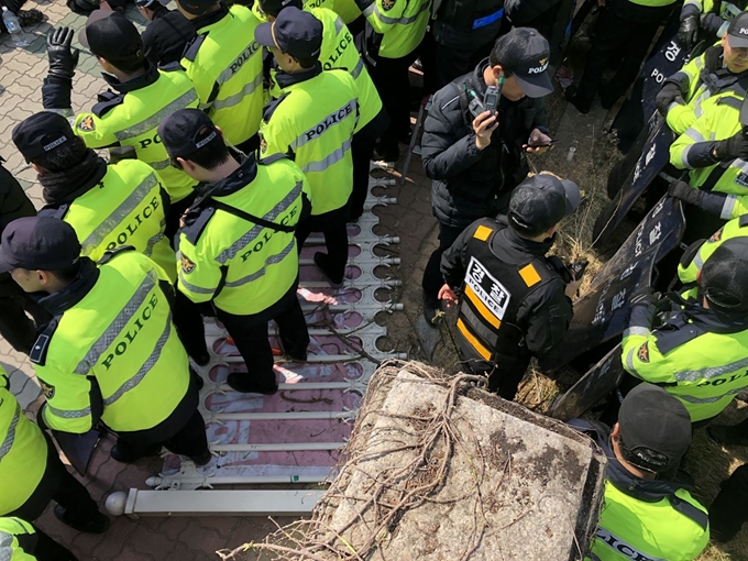 3일 오전 국회 정문에서 노동법 개악 저지 등을 촉구하며 민주노총 관계자들이 정문 담장을 부수고 국회 경내로 진입을 시도하고 있다. 연합뉴스