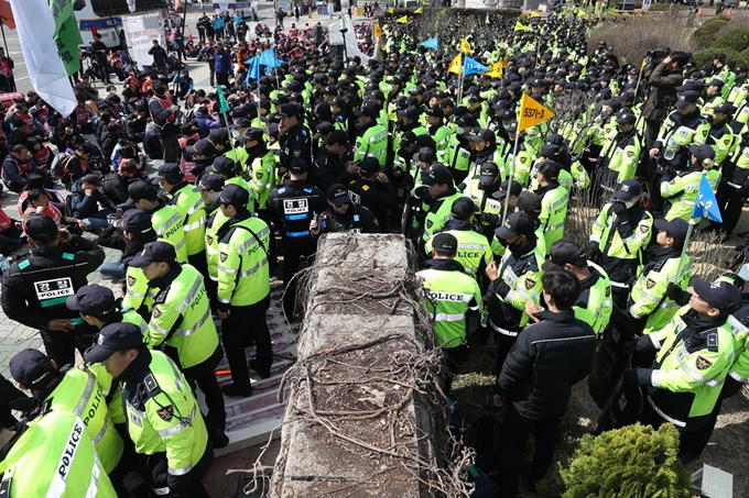 3일 오전 국회 정문에서 노동법 개악 저지 등을 촉구하며 민주노총 관계자들이 정문 담장을 부수고 국회 경내로 진입을 시도하고 있다. 연합뉴스