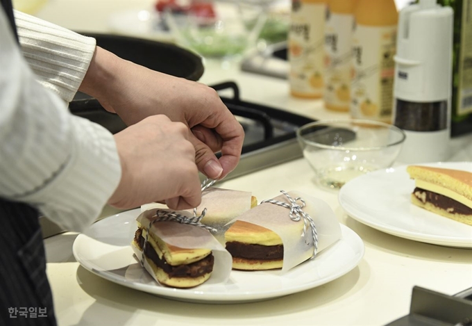 [저작권 한국일보] 완성된 앙버터 도라야끼의 모습. 이 사이로 씹히는 고형 버터와 팥앙금, 호두의 질감이 흥미롭다. 이한호 기자