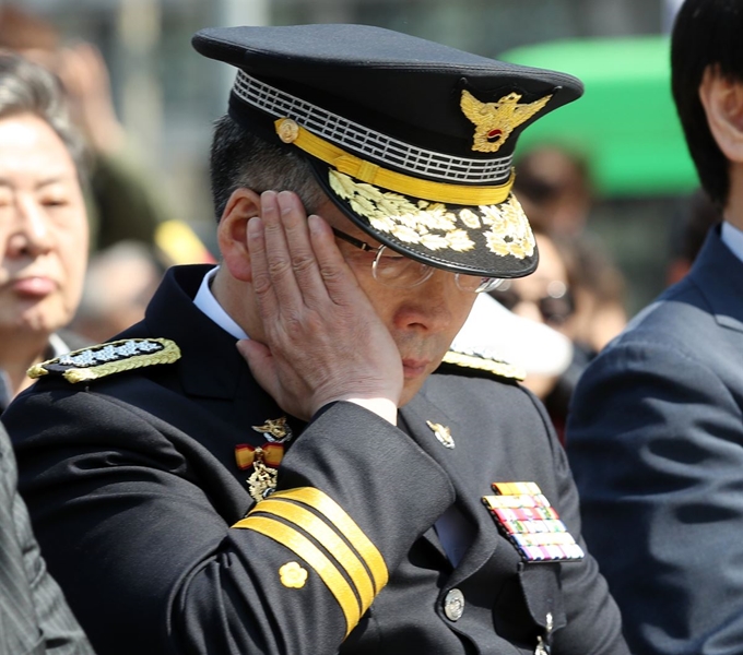 민갑룡 경찰청장이 3일 서울 종로구 광화문광장에서 열린 제주 4ㆍ3사건 추념식에서 눈물을 흘리고 있다. 연합뉴스