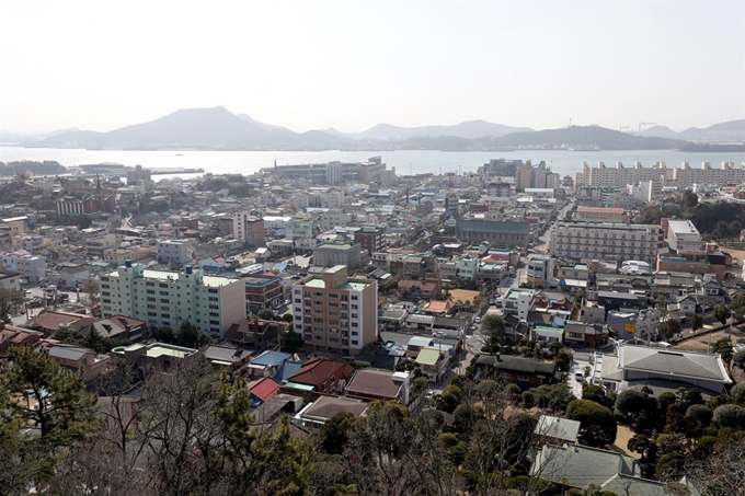 유달산 능선을 조금만 오르면 목포 옛 도심과 바다가 한눈에 펼쳐진다.