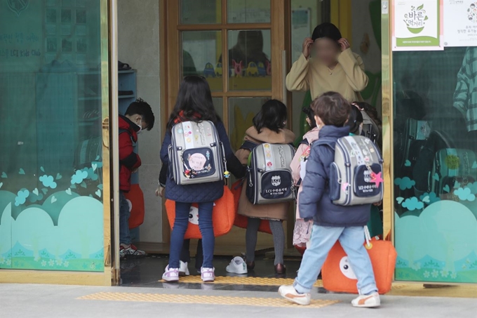 한국유치원총연합회(한유총)가 ‘개학연기’ 투쟁을 하루 만에 철회한 지난달 4일, 원아들이 이날 오전 광주 광산구의 한 유치원으로 들어서고 있다. 광주=연합뉴스