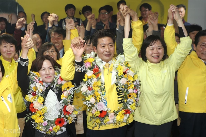 4ㆍ3 국회의원 보궐선거 경남 창원성산에 출마한 여영국(왼쪽 두 번째) 정의당 후보가 3일 오후 창원시 성산구 선거사무소에서 막판 역전을 한 뒤 이정미(오른쪽 두 번째) 대표와 손을 들며 환호하고 있다. 창원=전혜원 기자