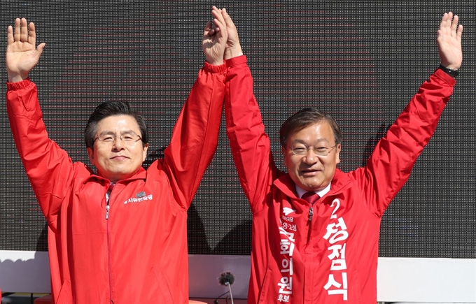 자유한국당 황교안 대표가 2일 오전 경남 통영시 중앙동 충무데파트 인근에서 4·3 보궐선거에 출마한 같은 당 정점식 후보(오른쪽)에 대한 지지를 호소하고 있다. 연합뉴스