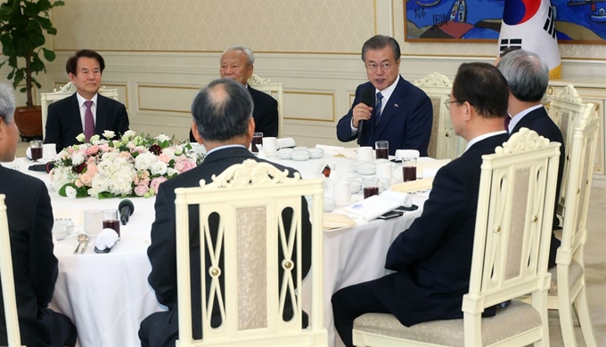 문재인 대통령이 3일 청와대에서 경제원로들을 초청해 오찬을 함께 했다. 문 대통령이 원로들과 환담을 나누고 있다. 테이블 왼쪽부터 강철규 서울시립대학교 명예교수(전 공정거래위원장), 박승 중앙대학교 명에교수(전 한국은행 총재), 문 대통령, 정운찬 한국야구위원회 총재(전 국무총리). 청와대사진기자단