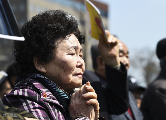 3일 오전 서울 종로구 광화문광장에서 열린 '4370+1 봄이 왐수다' 제주 4·3 사건 71주년 추념식에서 희생자 유족이 '잠들지 않는 남도' 제창 중 눈을 감은 채 두 손을 모았다. 이한호 기자