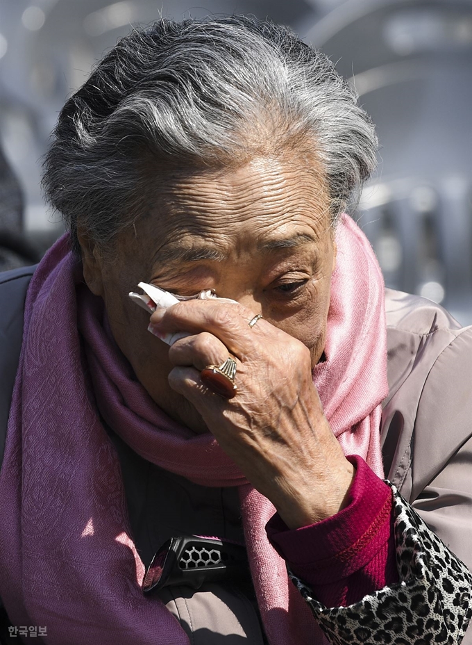 3일 오전 서울 종로구 광화문광장에서 열린 '4370+1 봄이 왐수다' 제주 4·3 사건 71주년 추념식에 참석한 희생자 유가족이 식이 시작되기 전 눈물을 훔치고 있다. 이한호 기자