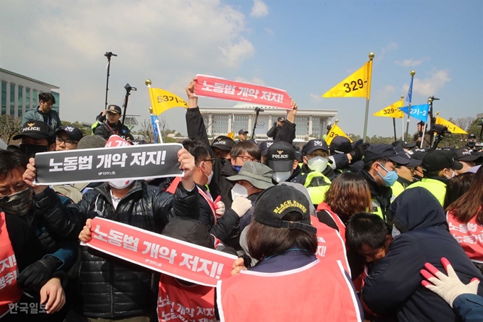 지난 3일 오전 국회 정문에서 노동법 개악 저지 등을 촉구하며 민주노총 관계자들이 정문 담장을 부수고 국회 경내로 진입을 시도하고 있다. 오대근 기자