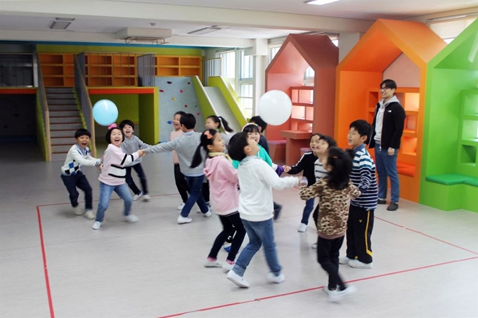 광주우산초등학교의 통통교실에서 학생들이 게임을 즐기고 있다. 광주시교육청 제공/2019-04-04(한국일보)