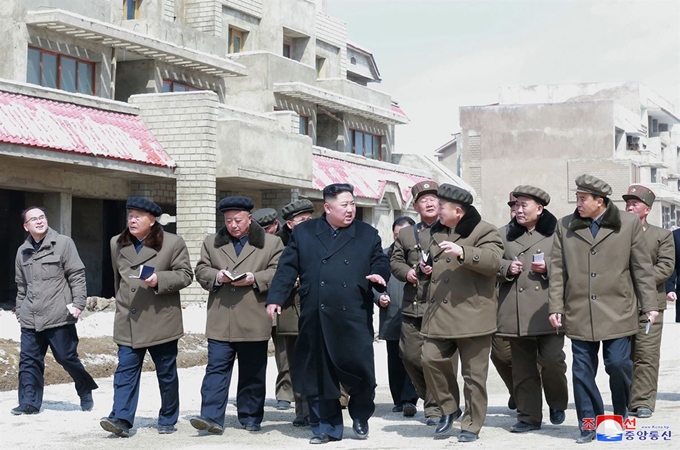 북한 김정은 국무위원장이 삼지연군을 현지 지도했다고 4일 조선중앙통신이 보도했다. 평양 조선중앙통신