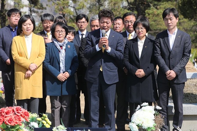 4·3 보궐선거에서 고(故) 노회찬 전 의원의 지역구였던 경남 창원성산에서 당선된 여영국(가운데) 정의당 의원이 4일 경기도 남양주시 모란공원의 노 전 의원 묘소를 찾아 당선증을 올린 뒤 추모사하고 있다. 왼쪽은 이정미 정의당 대표, 왼쪽에서 두 번째는 고인의 아내 김지선 씨. 연합뉴스