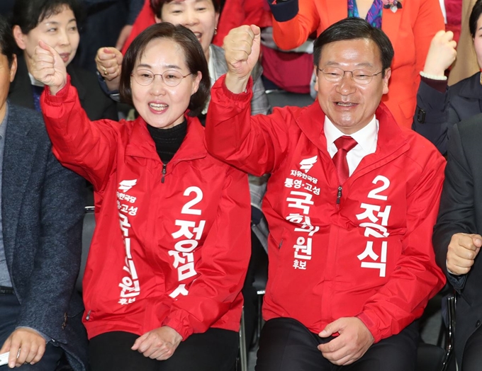 4·3 보궐선거 통영고성에 출마한 자유한국당 정점식 후보 내외가 3일 오후 통영시 북신동 자신의 선거 사무실에서 당선이 확정되자 밝게 웃고 있다. 정 후보 왼쪽은 부인 최영화 씨. 통영=연합뉴스