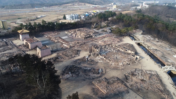 5일 오전 전날 강원도 고성군 토성면에서 시작된 산불로 속초시 대조영 세트장이 불에 타 무너져 있다. 연합뉴스