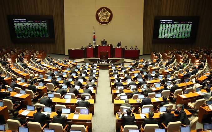 5일 국회 본회의에서 상임위원회별로 소관 법률안 심사를 분담하는 두 개 이상의 복수 소위원회를 두고 매월 2회 이상 열도록 정례화하는 내용의 국회법 개정안이 가결되고 있다. 연합뉴스