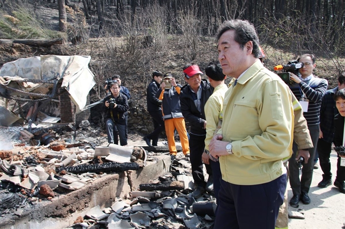 이낙연 국무총리가 5일 강원도 강릉시 옥계면에 방문해 피해 현장을 바라보고 있다. 연합뉴스