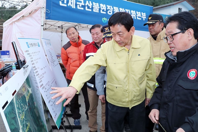 진영 행정안전부 장관이 6일 오후 강원도 인제군 산불현장 통합지원본부에서 산불 피해 상황 등을 살펴보고 있다. 행정안전부 제공