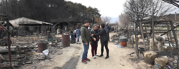 [저작권 한국일보]집터만 덩그러니강원 고성·속초 일대 산불 사흘째인 6일 속초 장천마을에서 화재로 집을 잃은 가족들이 서로를 위로하고 있다. 속초=서재훈 기자 spring@hankookilbo.com