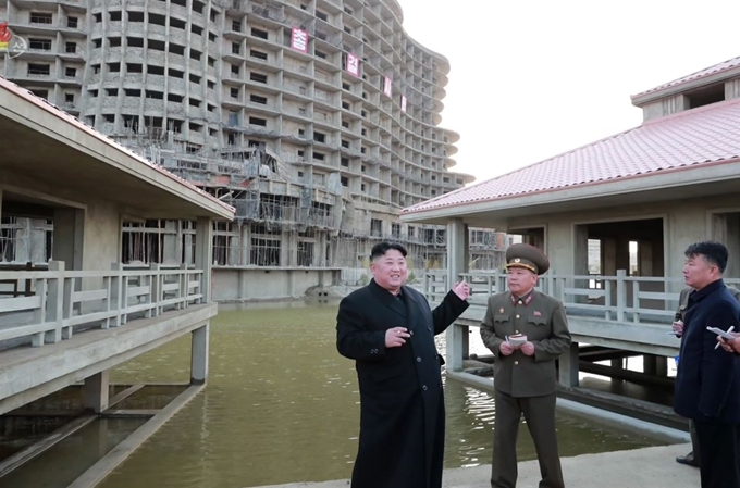 김정은 북한 국무위원장이 강원도 원산갈마해안관광지구 건설 현장을 시찰했다고 조선중앙TV가 6일 보도했다. 앞서 김 위원장은 지난해 8월 중순과 10월 말에도 이곳을 잇달아 방문해 공사 진행 상황을 직접 챙겼다. 조선중앙통신=연합뉴스