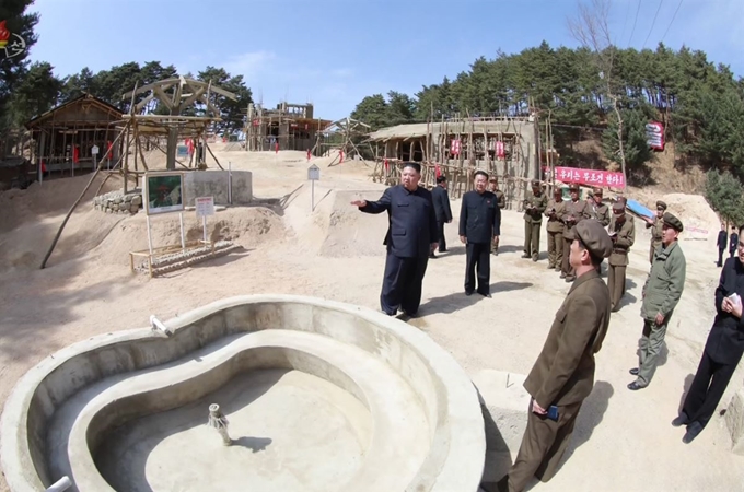 김정은 북한 국무위원장이 평안남도 양덕군의 온천관광지구 건설 현장을 시찰했다고 조선중앙TV가 6일 보도했다. 앞서 김 위원장은 지난해 8월 중순과 10월 말에도 이곳을 잇달아 방문해 공사 진행 상황을 직접 챙겼다.조선중앙통신=연합뉴스