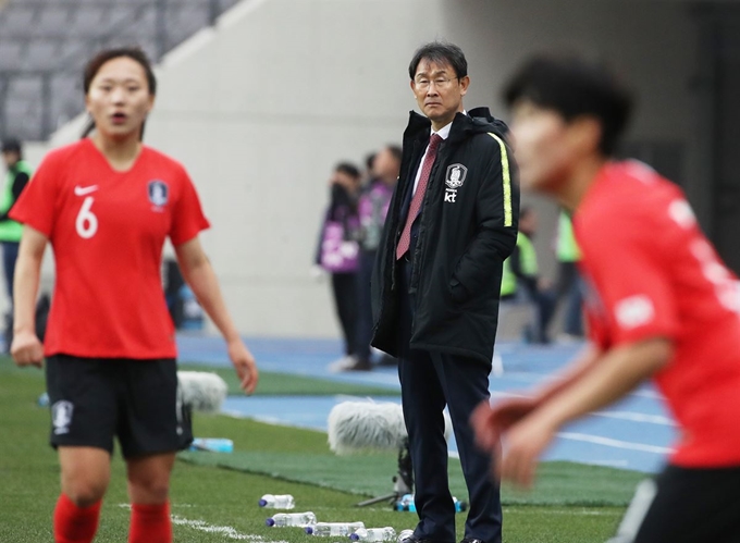 윤덕여 여자축구대표팀 감독(가운데)이 6일 오후 경기도 용인시 처인구 용인시민체육공원 주경기장에서 열린 아이슬란드와 평가전을 지켜보고 있다. 용인=연합뉴스